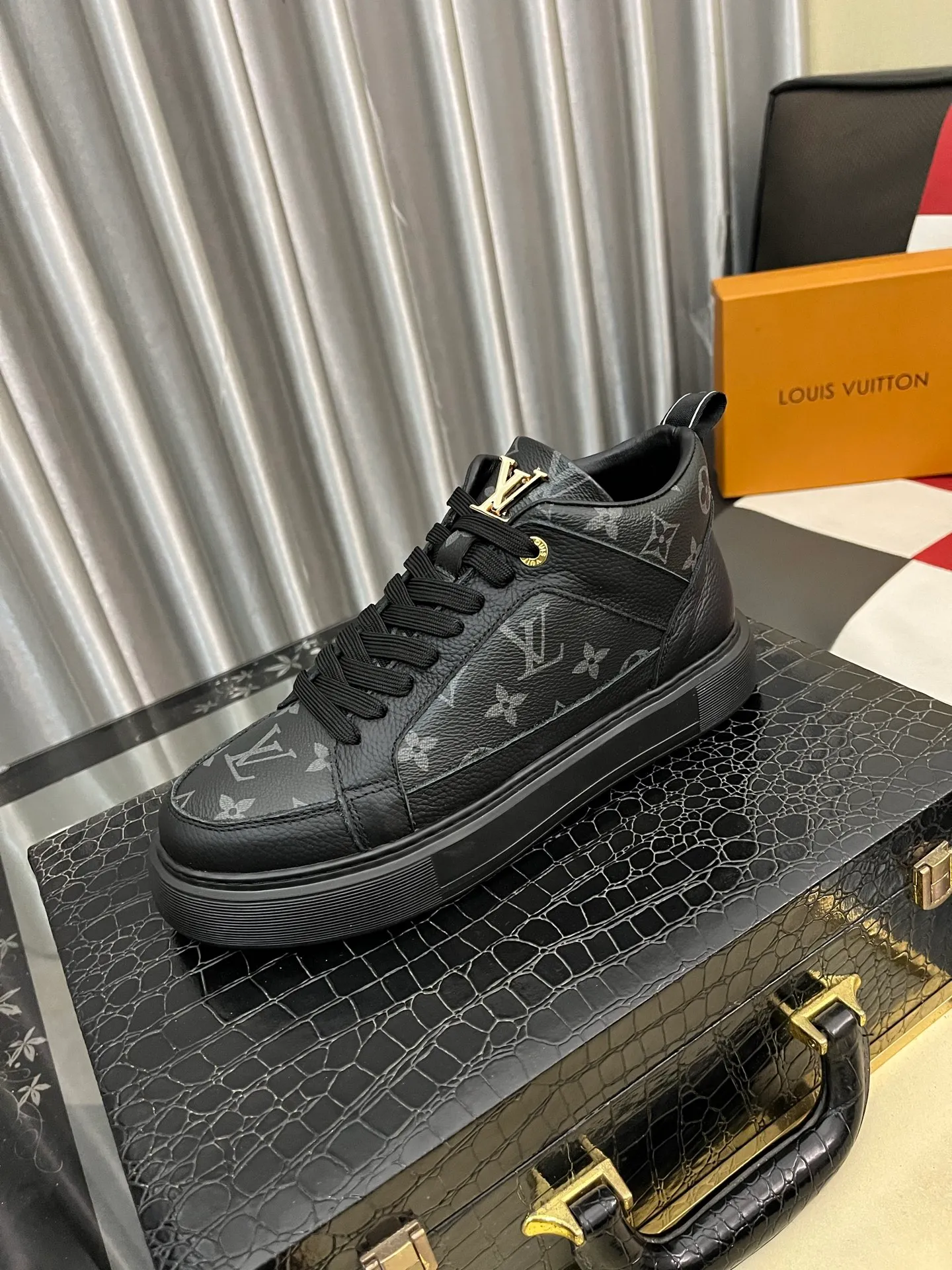 Ex-factory price: 438⌚️⌚️[LOUIS VUITTON] Same style as Louis Vuitton* official website 🚹Men's high-top casual shoes❤️Same style as popular celebrities and big names ~ Best-selling at home and abroad Lv focuses on the checkerboard series...Imported first-layer cowhide with special fabrics➕Full sheepskin lining➕Brand-specific hollow outsole, code number: 38-44